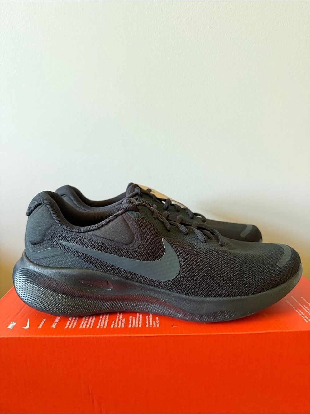 Nike Revolution 7 Black FB2208-002 Women’s Size 10